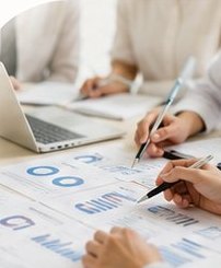 グラフ資料を囲んで検討する研究者の手元